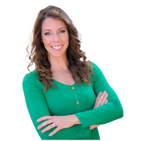Gallery Photo of Nicole Eichinger, Dietitian specializing in weight loss, thyroid issues, and hormonal imbalances.