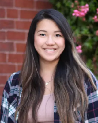 Photo of Nicole Ling, Nutritionist/Dietitian, RDN